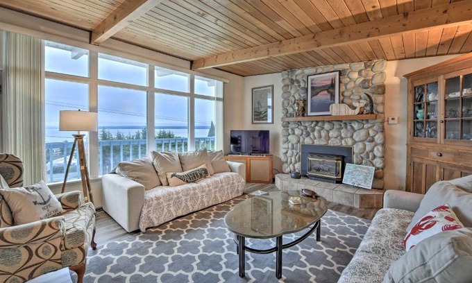 Camano Island Casa | Camano Island Home with Views and Private Beach Access