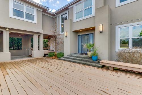 Camano Island Casa | Camano Island Waterfront Modern Splendor