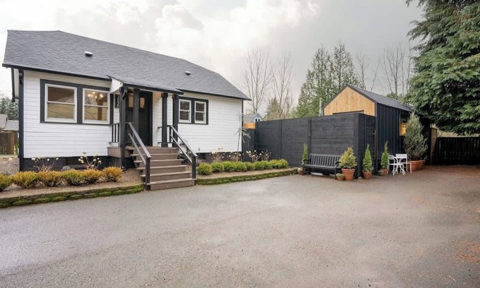 Carver Casa | Camas Lakehouse with Tiny Home