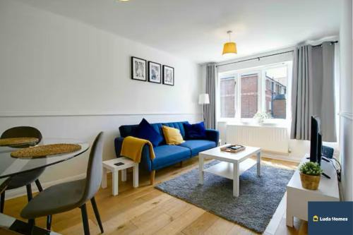 Camberley Apartamento | Camberley Spacious and Comfy 3 Bedroom Home, Next to Frimley Hospital with Parking