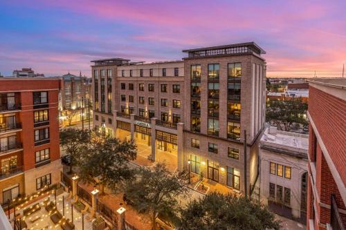 Old West Broad Neighborhood Hotel | Cambria Hotel Savannah Downtown Historic District