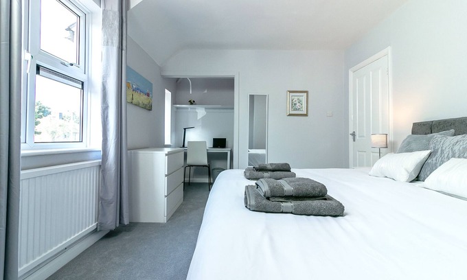 Arbury Casa | Cambridge 4 bed house. Sleeps 6. Parking &Terrace. 20min walk into town.