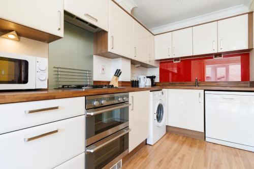 Cambridge Casa | Cambridge 4 Bedroom Sleeps 9 Wi-Fi Garden, LONG STAYS ACCEPTED- Orchid House