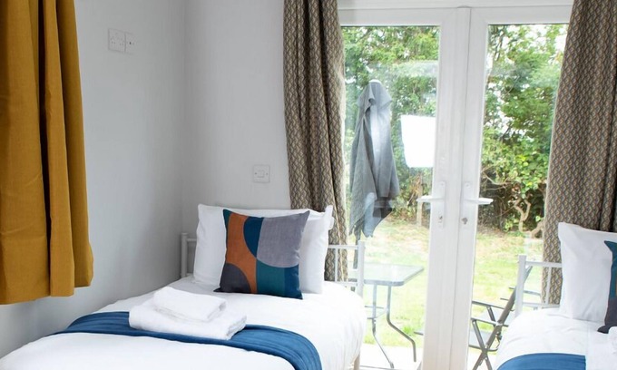 Girton Casa | Cambridge Stays - Spacious 4 Bedroom Home w/ annex