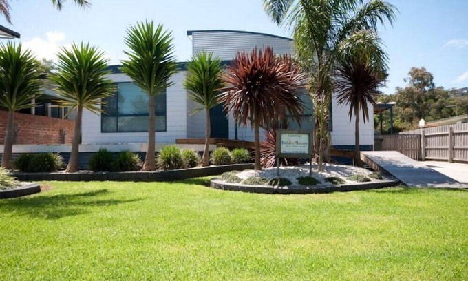 Lakes Entrance Casa | Cambroe - Casa moderna en la entrada de los lagos, frente al campo de golf y cerca de la playa
