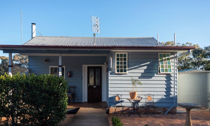 Diamondvale Cabaña | Camelia Cottage Diamondvale Estate Stanthorpe, cosy cottage with fireplace.