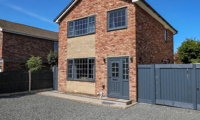 Carlton Cabaña | CAMELLIA HOUSE, pet friendly, with a garden in Carlton, Goole
