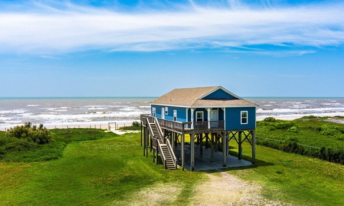 Port Bolivar Casa | Camelot - Huge fenced Beachfront Lot! 2 bedroom, budget friendly!