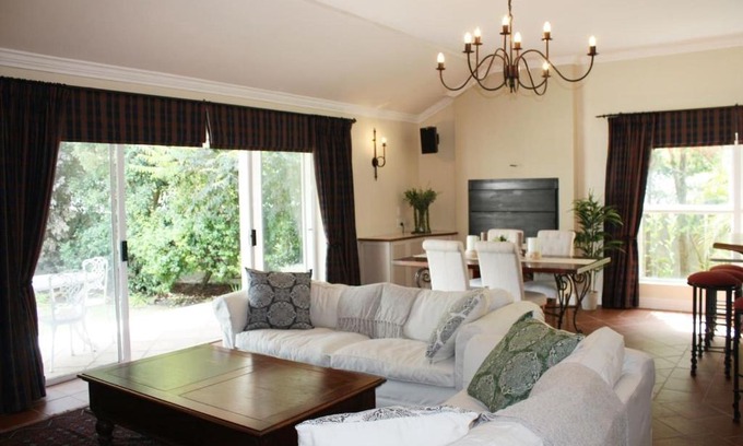 Constantia Cama Y Desayuno | Camelot in Constantia