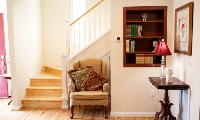Winchester Casa | Cameron Charmer pristine downtown apt with double master suites
