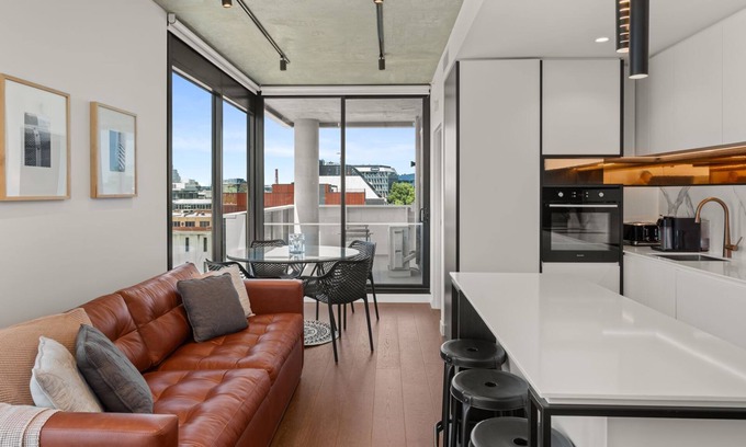 Cremorne Apartamento | Camillea - One-bedroom fifth-floor residence with MCG and city views.