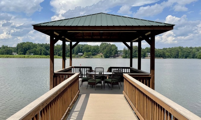 Belmont Casa | Camm's Lakeside Retreat (Close to Charlotte), Family-Friendly, Boat Available