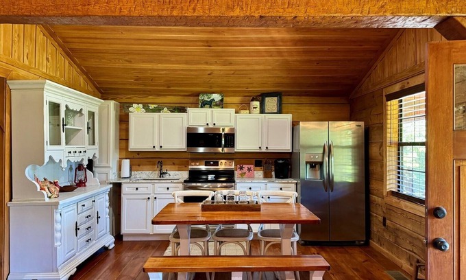 Beatrice Cabina | CAMP 98 - Charming 2-bedroom cabin with AC, WiFi in lovely Beatrice