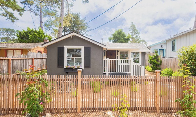 Northeast Carmel Casa | Camp Carmel Chic Coastal Retreat Near Downtown Carmel By the Sea 30-Night Stay