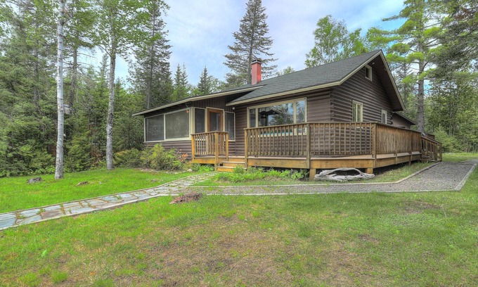 Rangeley Plantation Casa | Camp Chuck-a-luck - Nice log cabin with flat lawn to waterfront