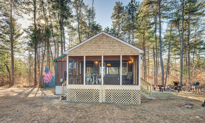 Waterboro Cabina | 'Camp Crescendo' Rustic Waterboro Cabin By Lake