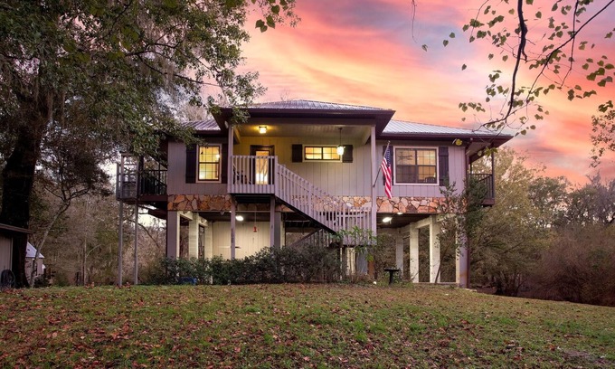 Branford Cabina | Camp Manatee - Riverfront Cabin, Stunning Views, Pet-Friendly, Hot tub + Kayaks!