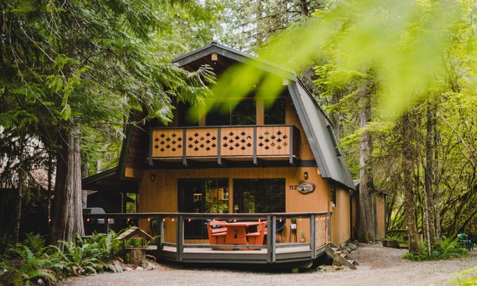 Glacier Cabina | Camp North Fork - dog friendly, WiFi, King bed
