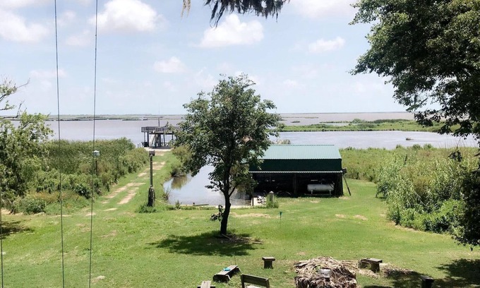 Kaplan Casa | Camp Paradise ubicado en la marisma en la isla de Pecan.