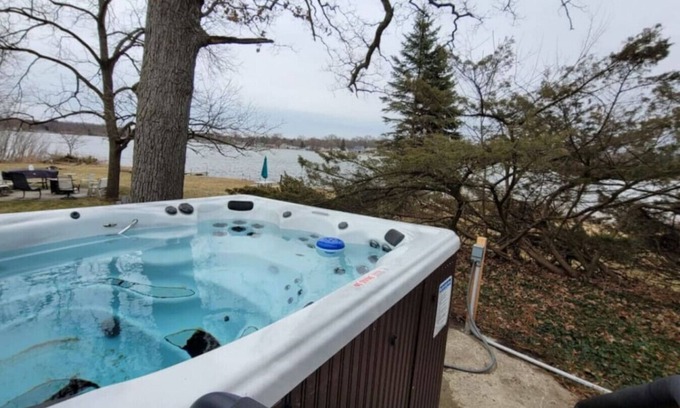 Alto Apartamento | Campau Lake Sunnydays 2 bedroom King Bed Lakefront