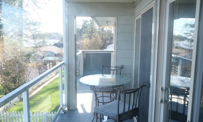 Campbell River Casa | Campbell River House with stunning Ocean Views and three sundecks!