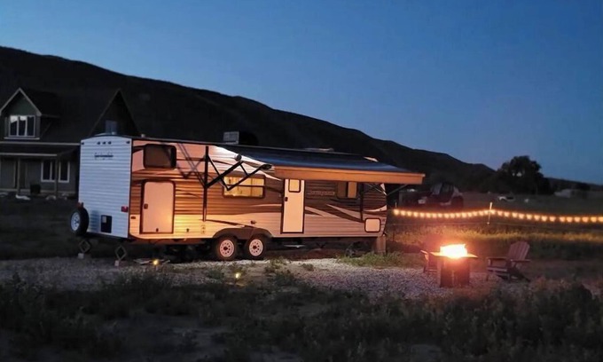 Cody Casa | Camper at Mountain Haven-WiFi/AC/outdoor fire pit/grill/hammocks/picnic table