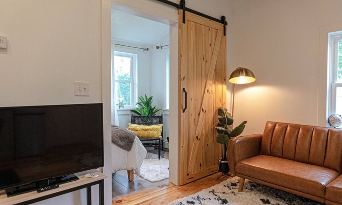 Lincoln Park Casa | Campfire Cottage: Fireplace, fire pit & no chores!