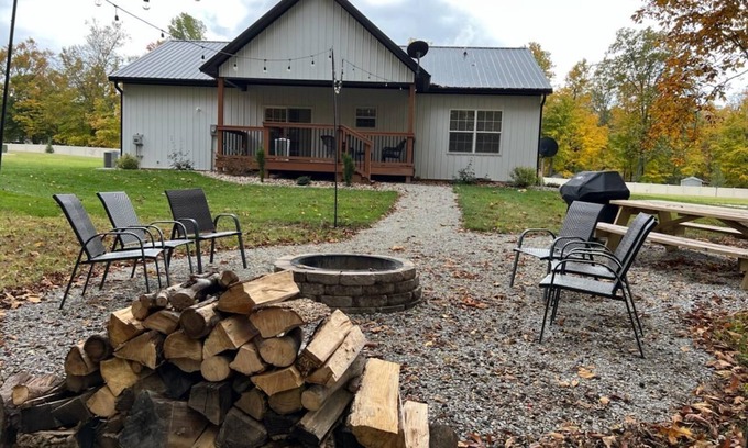 Brookville Cabina | Campfire/grill/full-kitchen, Cabin near Brookville Lake