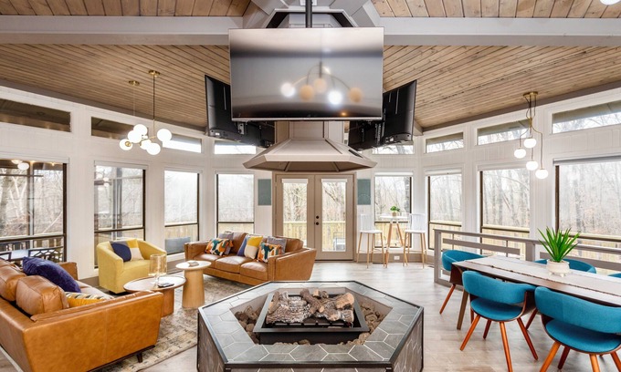 Massanutten Cabina | Campfire Lodge: Mid-Century Charm & Indoor Fire Pit
