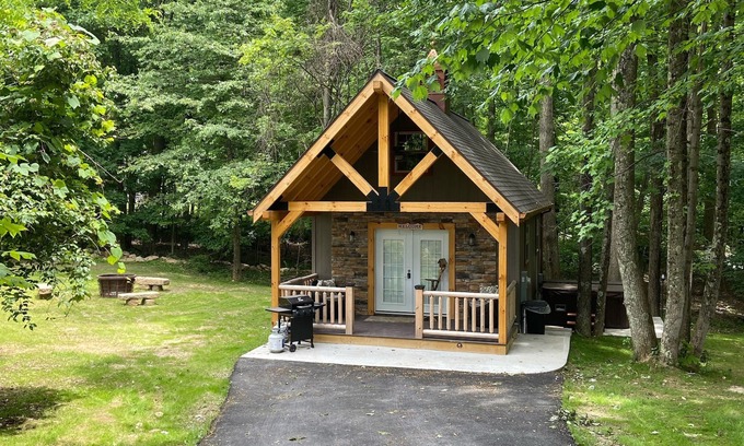 French Creek Casa | Campfire Retreat with outdoor hot tub under the stars and WiFi