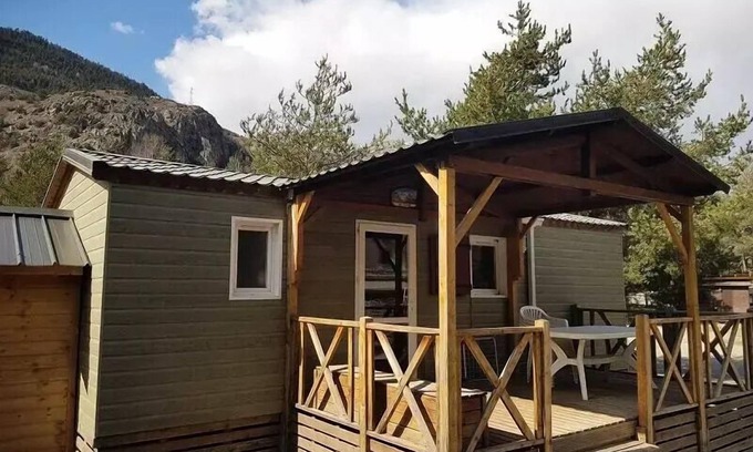 Saint-Martin-de-Queyrieres Chalet De Esquí | Camping-Caravaneige l'Iscle de Prelles *** - Chalet Grand Confort Type KAITI 830 - 33 m2 / 2 bedrooms - Covered terrace 15 m2 6 people