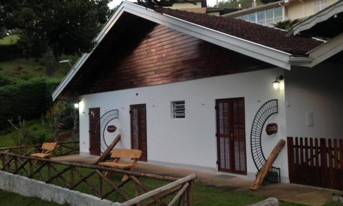 Vila Natal Chalet De Esquí | Campos do Jordão - Suite with living room, on the mountain overlooking the woods