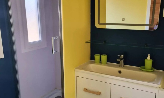 Peyrignac Chalet De Esquí | Campsite LA GARENNE *** - 11 The cosy cabanon " YOU AND ME "2 pers. one bedroom TV and covered terrace 2 people