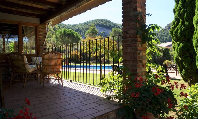 Nulles Casa | Can de Cuells - encantadora casa de vacaciones con una gran piscina y jardín.