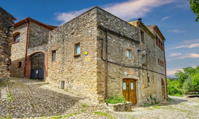 Saus Casa | CAN PARRALETS: Casa rural en alquiler en Saus, confortable, renovada y con encanto