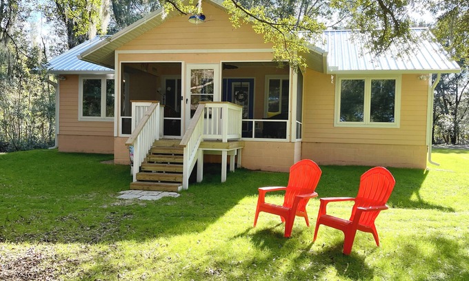 Melrose Casa | Can't Believe Summer's Almost Over? Wait! This is Florida! Lake, firepit, boats