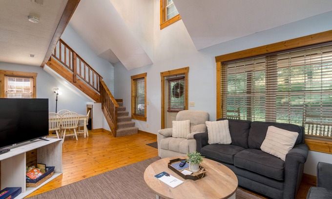 Millersburg Cabina | Canadian Hemlock . Trailside Lodging