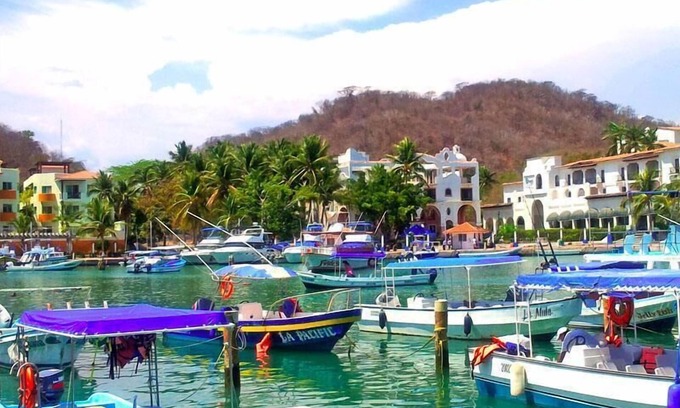 Crucecita Hotel | Canadian Resorts Huatulco