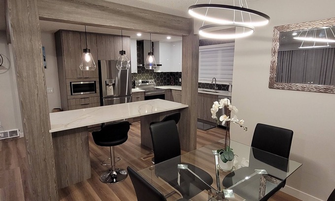 Calgary Casa | Canadian Rockies Getaway - Cheerful 3 Bedroom Home