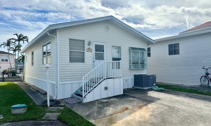 Hutchinson Island South Casa | Canal front 2 BR 1.5 BA beach bungalow!