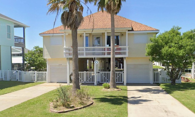 Galveston Casa | Canal-Front Fishing & Beach Home -Large Kitchen and Outdoor Spaces - Sleeps 10+