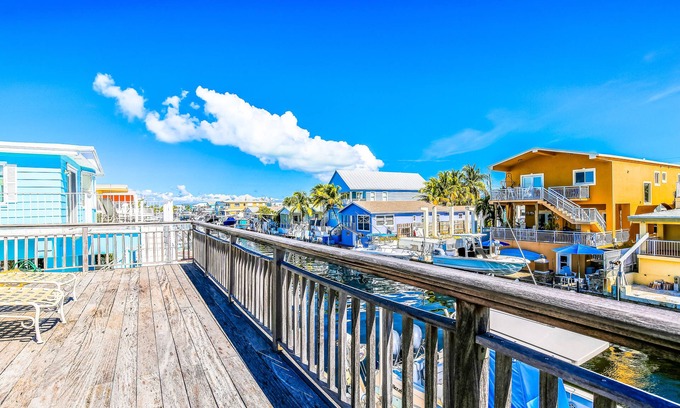 Blue Waters Casa | ¡NUEVO LISTADO! Casa frente al canal con muelle y fácil acceso a aguas abiertas.