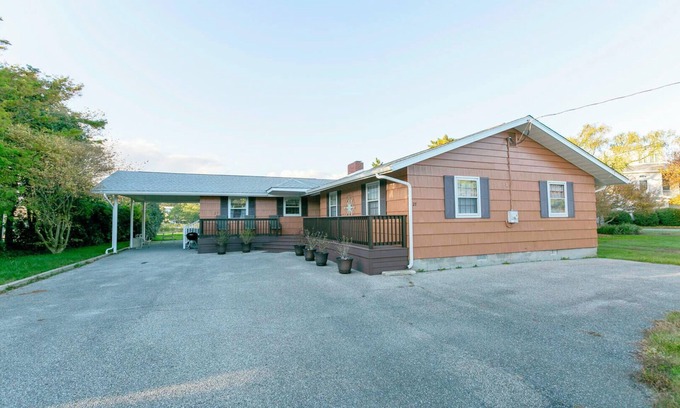 North Shores Casa | Canal-Front Retreat: 5BR Home w/ Private Dock, Porch, Beach & Pool Access!