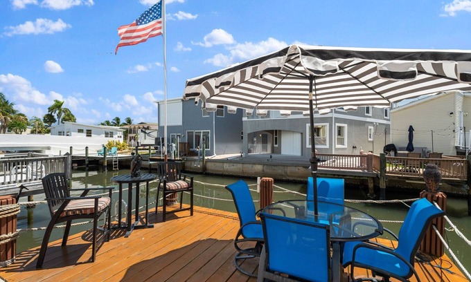 Nettles Island Casa | Canal Front! Stunning, beautifully updated 3-bedroom, 2.5-bath coastal-style beach home