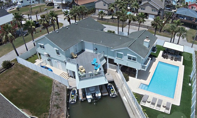 Isla Del Sol Casa | Canal in Sea Isle. Beautiful, spacious, comfortably decorated beach house