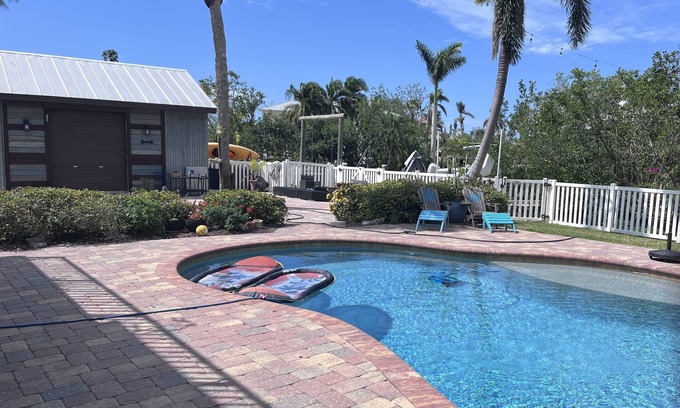 Biggar Alquiler De RV | Canal Kayaking RV pad with 30 or 50 amp hookups for YOUR RV. Close to beach