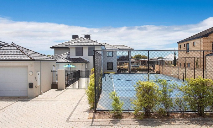 Geographe Apartamento | Canal Life Villa A- Shared pool, Tennis court, Jetty