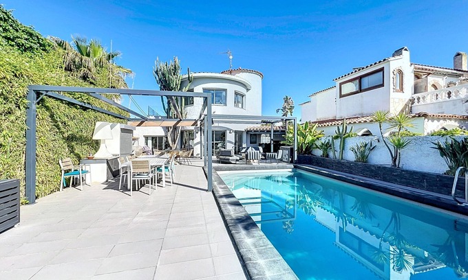 Empuriabrava Chalet De Esquí | Canal - Magnifica Villa con piscina privada y a