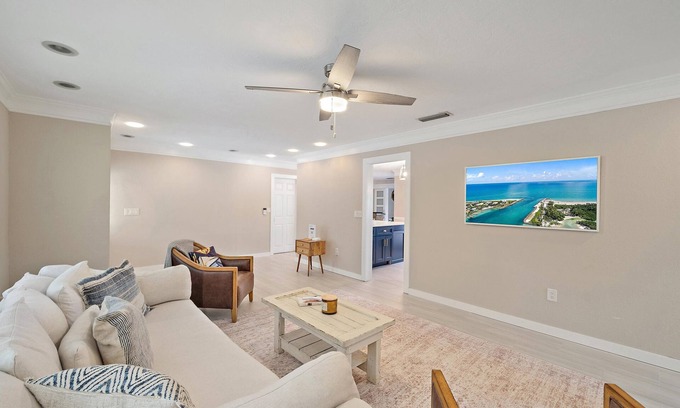 Whitfield Casa | Canal, Pool, Near Beaches, Airport and Downtown