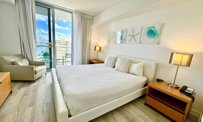 Hallandale Beach Apartamento | Canal Pool Views, Premium Beach Service, Kitchen and 1B/1B